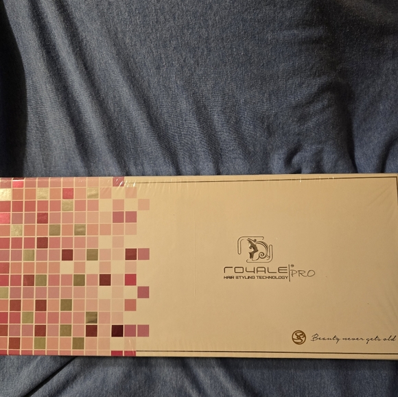 Royale Hair Styling Pro Flat Iron And The Multi Purpose Ceramic Hairbrush - Picture 6 of 14